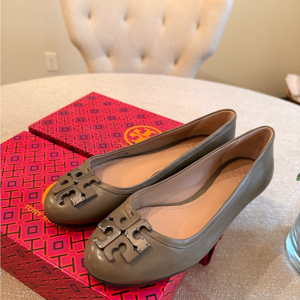 Tory Burch Women's Flats with Logo Accent, Size 7 - Picture 3 of 13